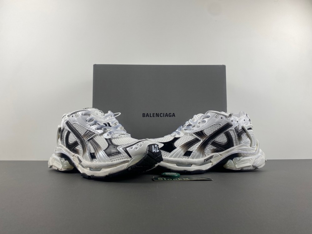 Sneaker Elegance: Balenciaga 772774-WRUNG-9010