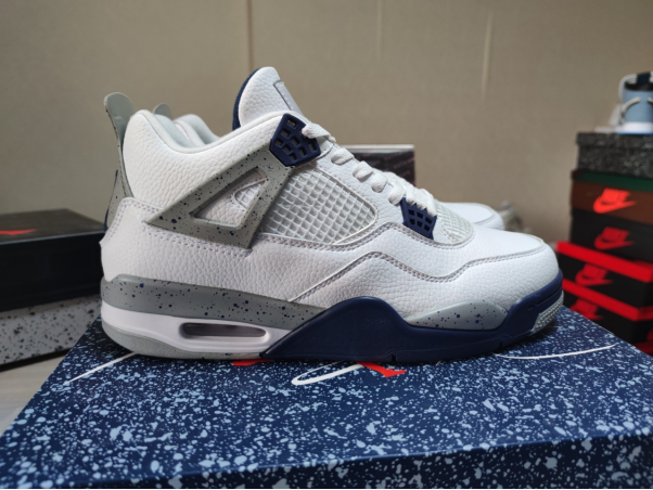 Jordan 4 “Midnight Navy” : A Stylish Reissue