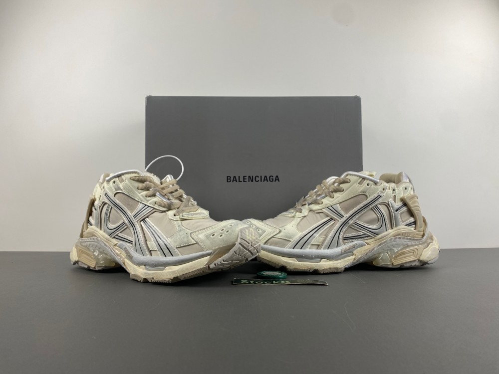 Balenciaga 772774-W3RNY-1205: A Masterpiece of Modern