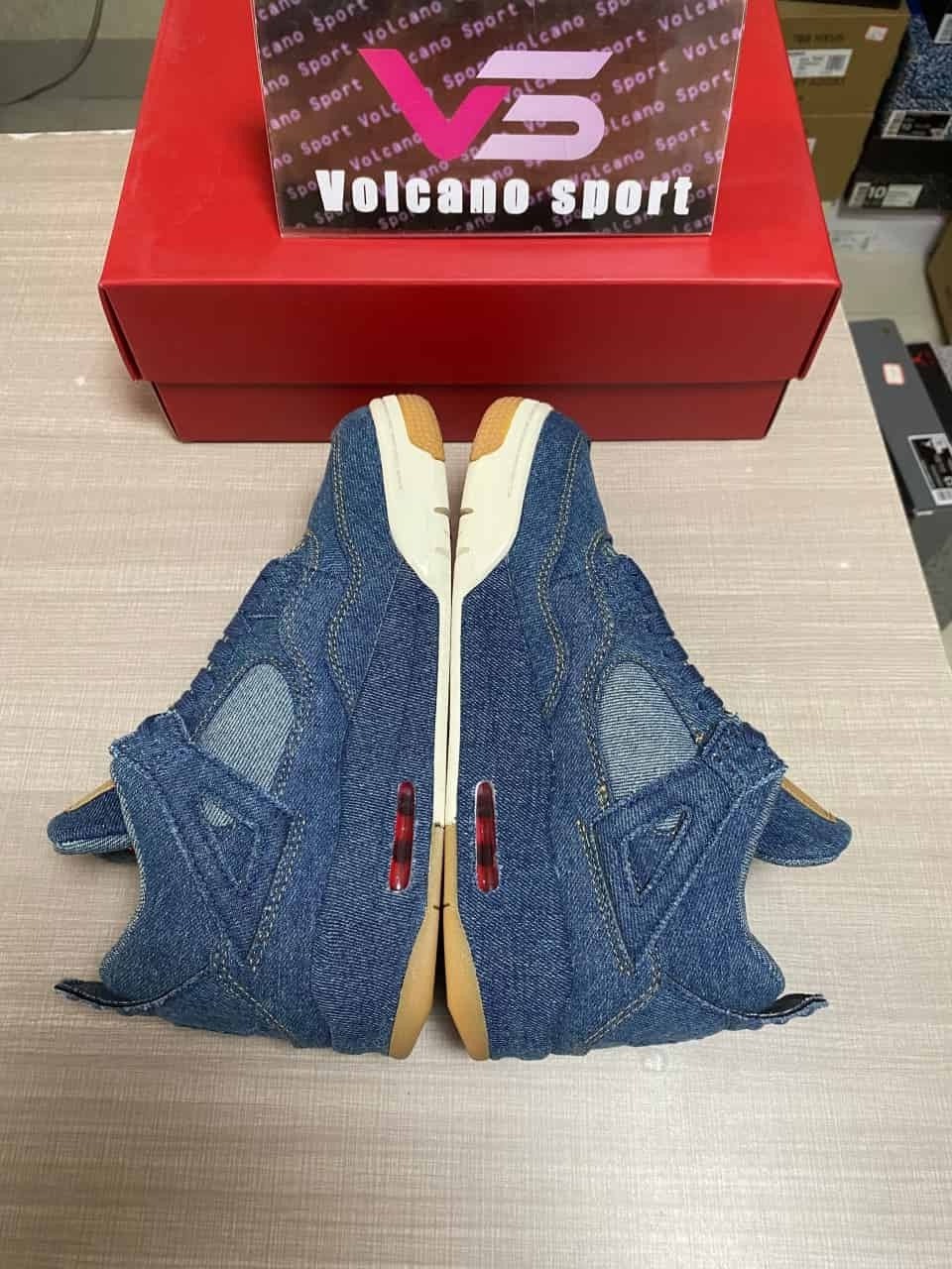 Jordan 4 Retro Levi's Denim AO2571-401