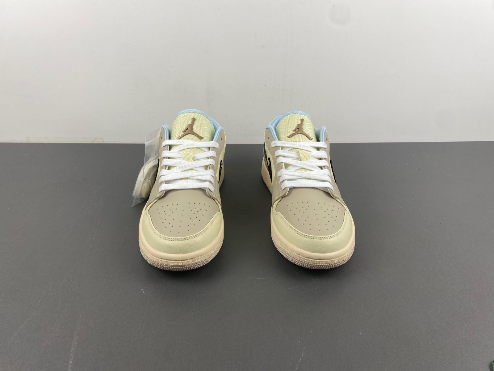 Air Jordan 1 Low Beige/Light Blue/Black HQ3440-101